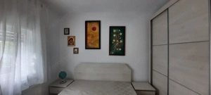 Mobilat  #537;i utilat aproape de Pia #539; #259; Verde bloc izolat