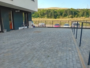 Vând apartament NOU, 3 camere, terasa 75mp, parcare, finisat, mobilat ,locație excelenta - imagine 8