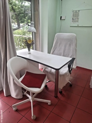 Dau in chirie post de lucru pentru manichiura.