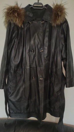 Vând scurtă de piele naturala, pentru femei, cu glugă captusită.