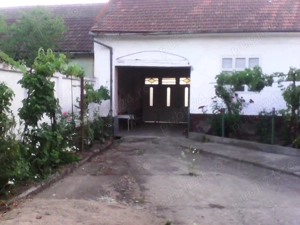 Vând casă la sat, zonă centrală - imagine 2