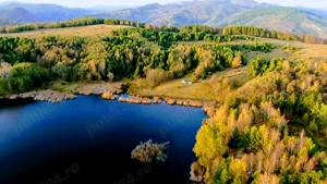 Teren pe malul lacului