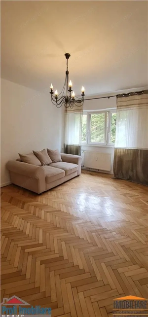 Apartament 2 camere et.1 pe B-dul Revolutiei, zona Banca ING Podgoria