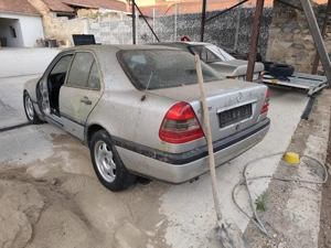 Dezmembrez Mercedes Benz W202 C220 benzina - imagine 3