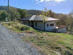 Casa la rosu in cicarlau - imagine 9