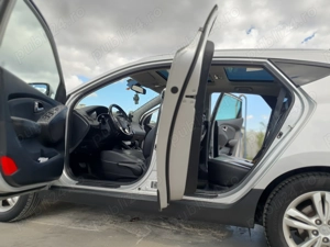Vand schimb Hyundai ix35 full option .2.0 diesel.194 cp .4 4 la buton .Prim propietar .fiscal pe loc - imagine 7