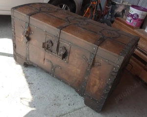 Vând cufăr foarte vechi 