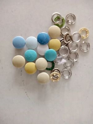 Capse și ață de brodat