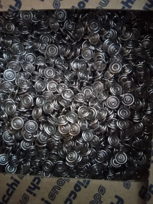 Capse și ață de brodat - imagine 2