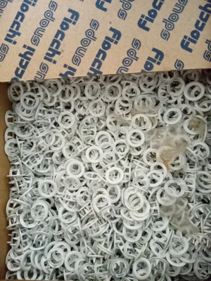 Capse și ață de brodat - imagine 5