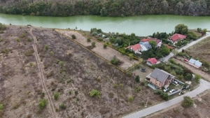 Teren pe malul lacului Branesti