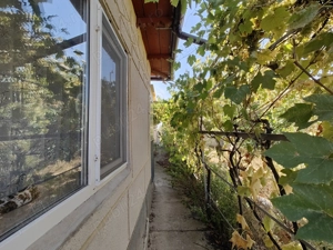 Vânzare casă bătrânească la poalele Munților Măcin   1000 mp teren, 5 camere, vedere panoramică   Pr - imagine 4