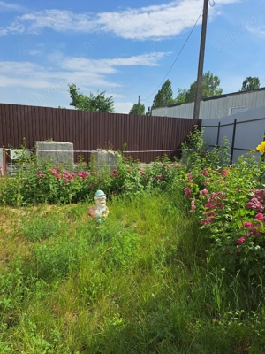 Vând cladire si teren