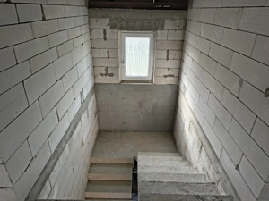 Vând casă la roșu în zonă liniștită 