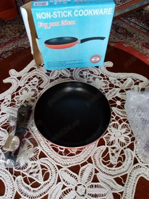 Tigaie cu diametrul de 20 cm din aluminiu, cu invelis teflon 