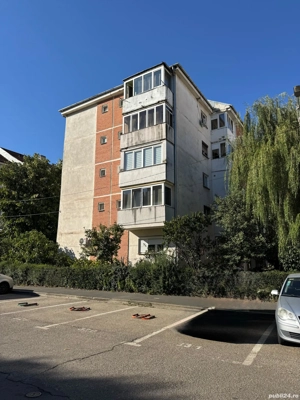 Apartament 3 camere, 93 mp, decomandat, etaj 2,zona Alfa