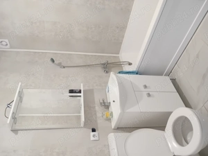 Vând apartament NOU, 3 camere, terasa 75mp, parcare, finisat, mobilat ,locație excelenta - imagine 2