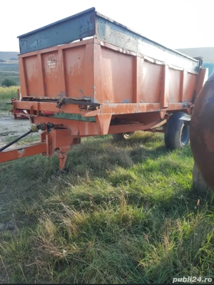 Remorca pentru imprastiat gunoi de grajd