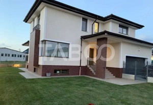 Casa individuala de vanzare cu garaj si teren generos in Selimbar