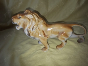 Bibelou vechi LEU  din portelan dimensiuni 27 cm * 12 cm