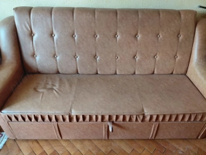 vând canapea din piele ecologică