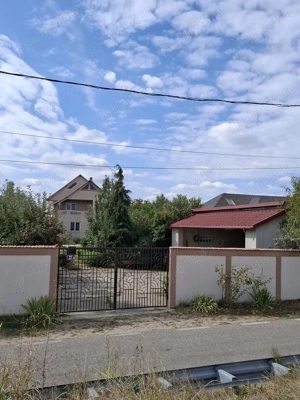 Vilă cu piscină și livadă