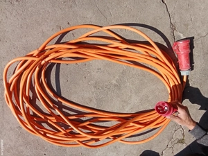 Cabluri trifazice de putere .