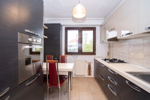 Apartament 3 camere spațios de închiriat, modern, în zonă centrală - imagine 2