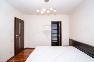 Apartament 3 camere spațios de închiriat, modern, în zonă centrală - imagine 3