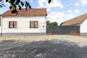 Casă renovată recent, zona centrală Pecica - imagine 3