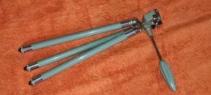 trepied tripod stativ foto vintage  impecabil  - NIPOLE  - strins -28 cm. desfacut - 126 cm 