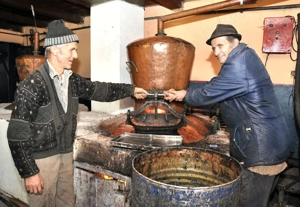 Țuică   Palincă de cazan naturală din livadă proprie - imagine 3