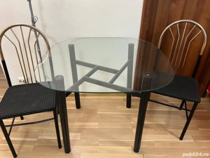 Set masă cu blat din sticlă (90x90 cm) și 2 scaune cu tapițerie neagră