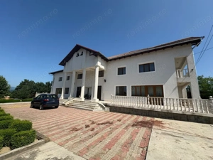 *Conac impresionant* cu arhitectură simetrică - pretabil reședință sau business - imagine 2