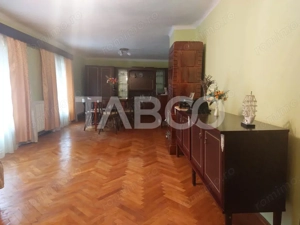 Casa in zona centrala 5 camere 2 bucatarii 3 bai curte comuna Cisnadie - imagine 12