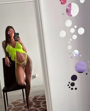 Bruneta slim tatuata Speak ENGLISH