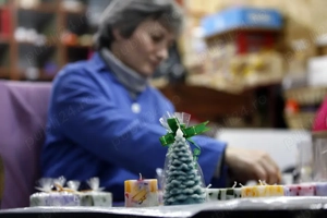 Muncitori necalificati la ambalat si etichetat decoratiuni de Craciun in Germania