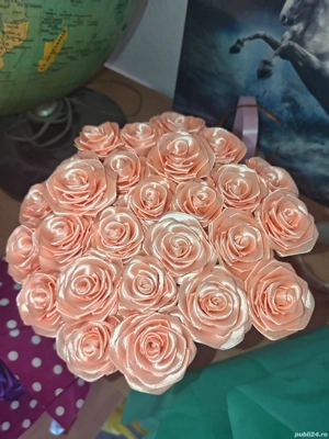 vând mini trandafiri pentru handmade sunt făcuti din satin