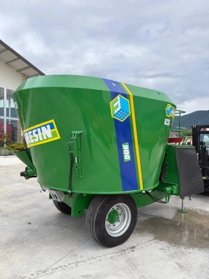 Vând remorcă de furajare 