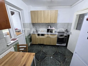 Apartament decomandat 3 camere balcon pivnita lift Vasile Aaron Sibiu - imagine 6