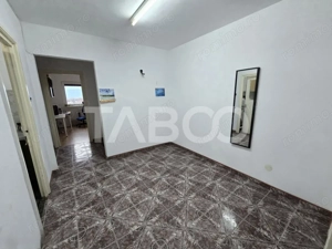 Apartament decomandat 3 camere balcon pivnita lift Vasile Aaron Sibiu - imagine 8