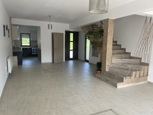 Dau în chirie casă cu 6 cam. 220mp pe trei niveluri cartier Panorama - imagine 2