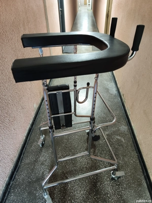 Cadru metalic cu 4 roti si sprijin pe brate ,reglabil pe înălțime 