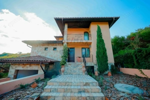 Casă / Vilă cu 5 camere de vânzare în zona Dealuri Oradea