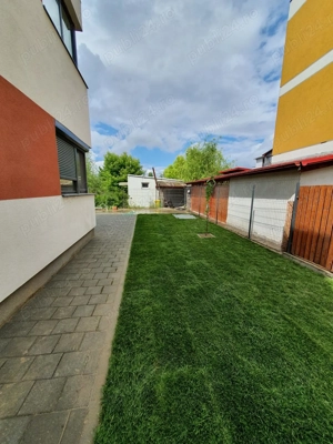 Proprietar vand Apartament 2 camere cu teren de 150 mp si 2 locuri de parcare.