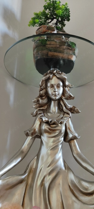 Statueta  decoratiune cu masuta din  rășină dură 1,10 m inaltime