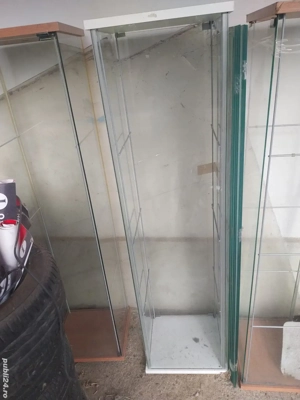 Vand vitrina tip turnichet din sticla