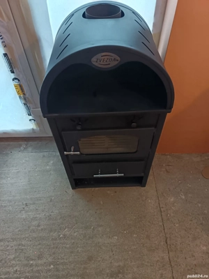 Vând o sobă de încălzire pe lemne tip șemineu in stare foarte bună cu tot cu burlane. preț 