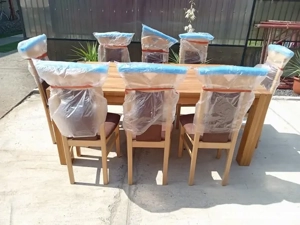 Masă din lemn cu 8 scaune noi din lemn de vânzare 