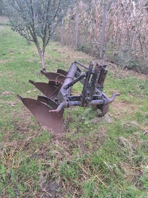 De vanzare remorca pe o axa si plug cu 3 trupite pentru u 650